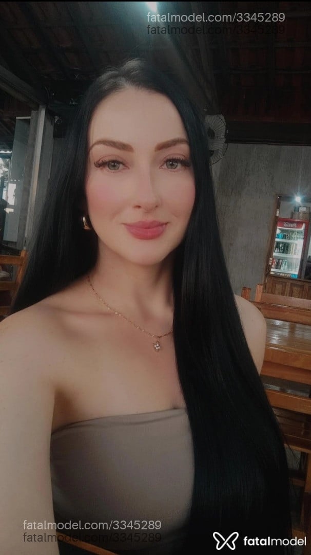 Acompanhante mulher morena (o) de olhos azuis - Paola
