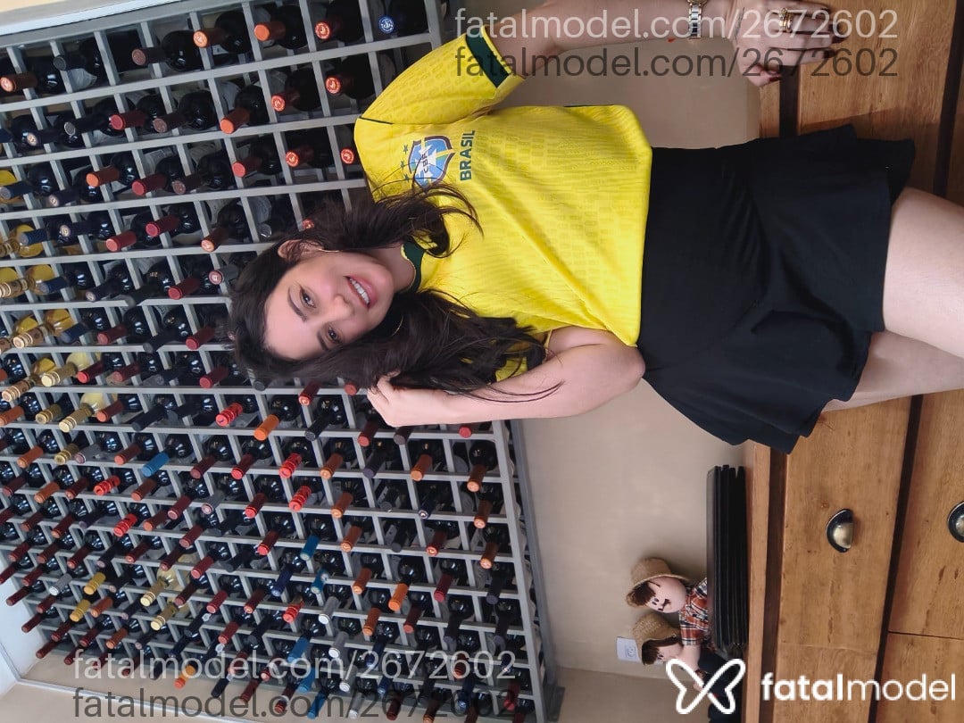 Acompanhante mulher com cabelo castanho de olhos mel - Heloísa