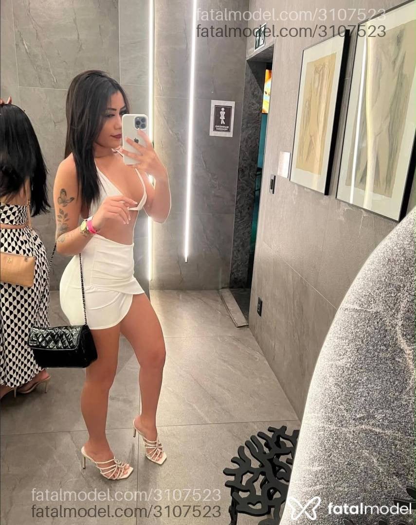 Acompanhante mulher com cabelo castanho de olhos castanhos - Julia Nascente