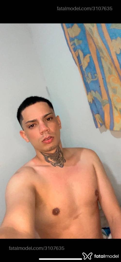 Acompanhante homem com cabelo grisalho de olhos pretos - Gabriel