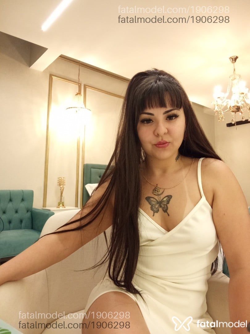 Acompanhante mulher com cabelo castanho de olhos castanhos - Surya