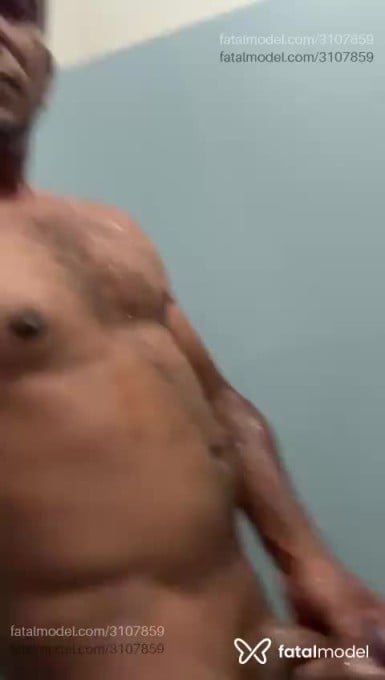 Acompanhante homem com cabelo grisalho de olhos castanhos - Willian