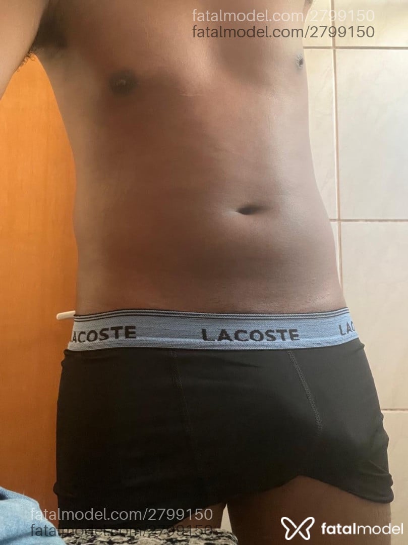 Acompanhante homem com cabelo castanho de olhos pretos - Pedro