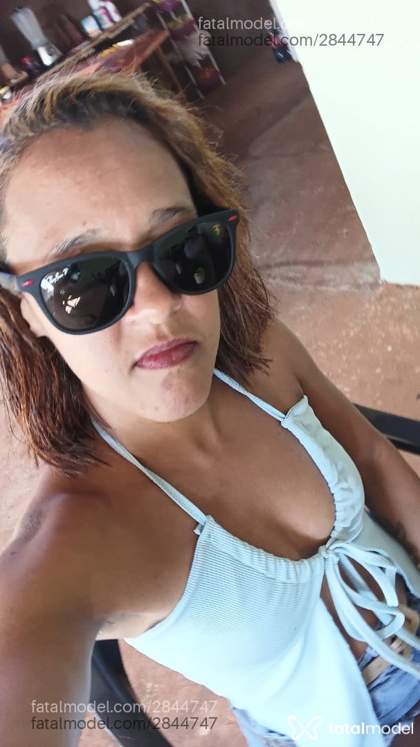 Acompanhante mulher com cabelo castanho de olhos mel - Borboleta