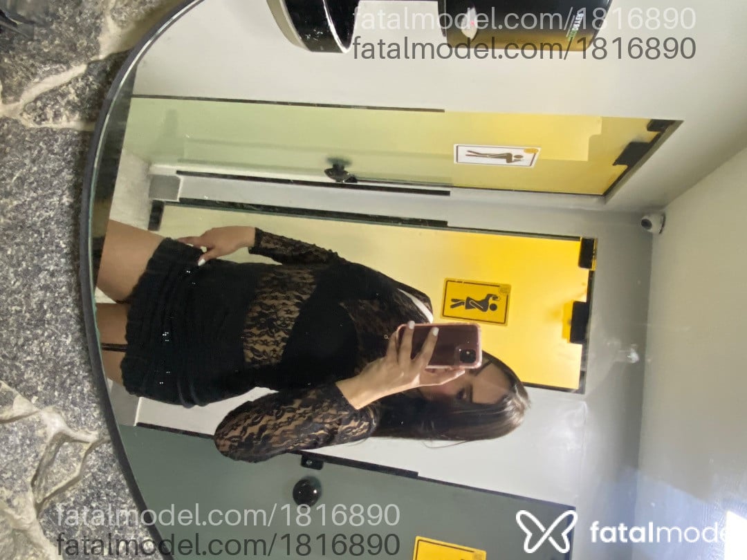 Acompanhante mulher trans com cabelo castanho de olhos castanhos - Julia Pimentel
