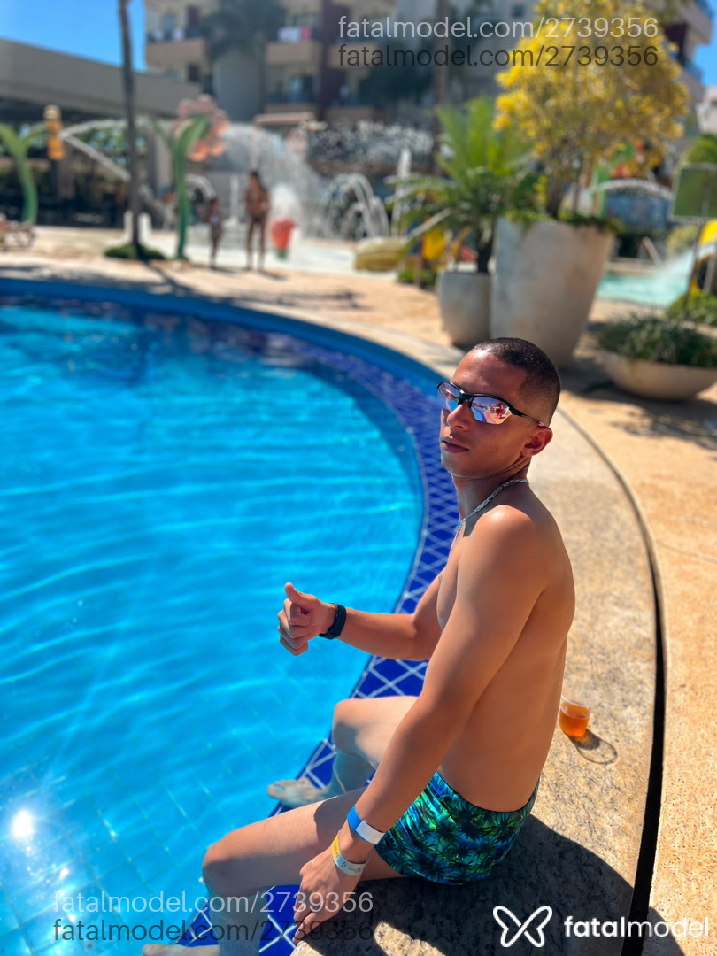 Acompanhante homem com cabelo castanho de olhos castanhos - Lucas Gomes Acompanhante homem com cabelo castanho de olhos castanhos - Lucas Gomes