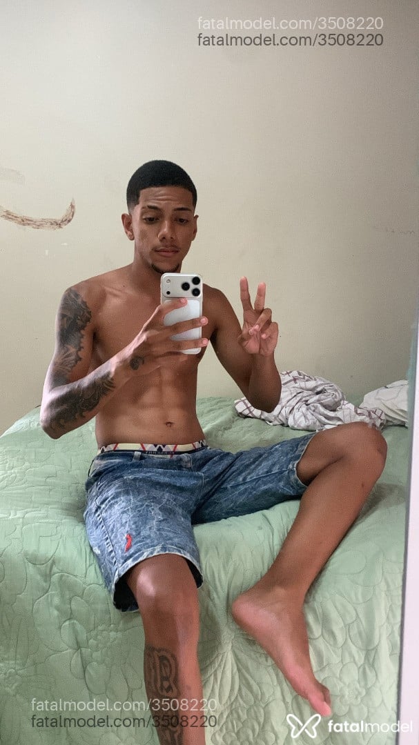 Acompanhante homem morena (o) de olhos pretos - Emanuel Acompanhante homem morena (o) de olhos pretos - Emanuel