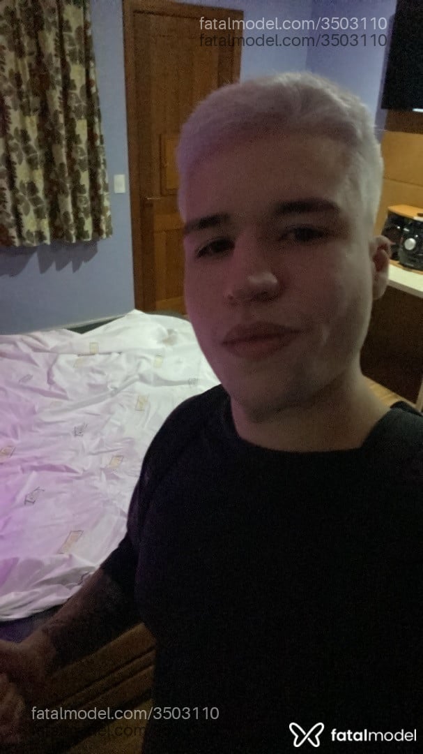 Acompanhante homem com cabelo castanho de olhos castanhos - Hylan Acompanhante homem com cabelo castanho de olhos castanhos - Hylan