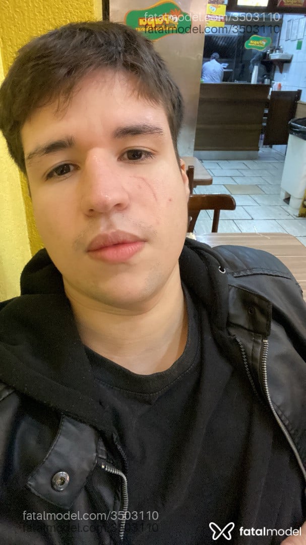 Acompanhante homem com cabelo castanho de olhos castanhos - Hylan Acompanhante homem com cabelo castanho de olhos castanhos - Hylan