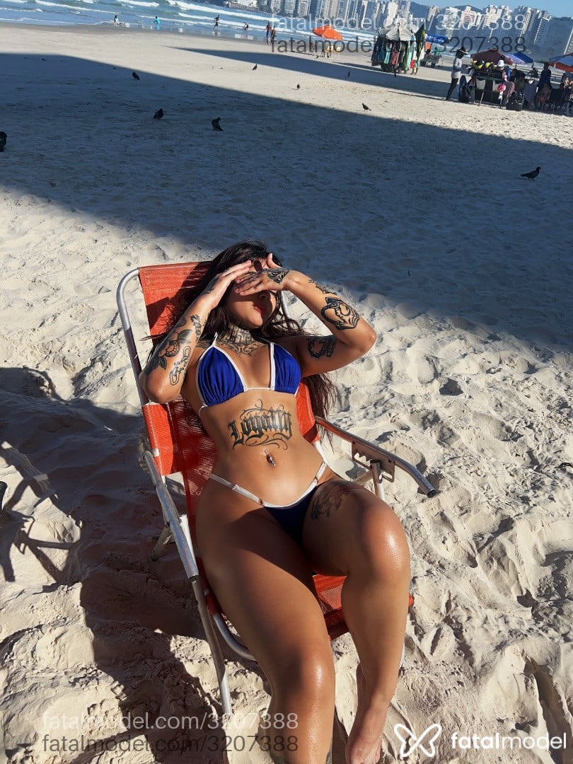 Acompanhante mulher com cabelo castanho de olhos mel - Cherry