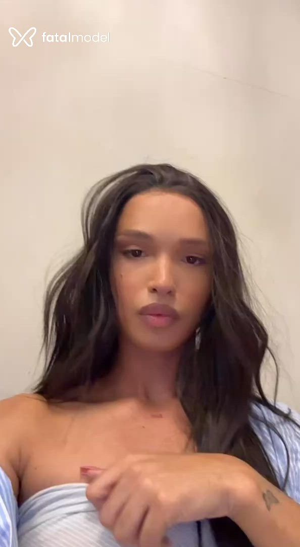 Acompanhante mulher trans com cabelo castanho de olhos castanhos - Livia Ross