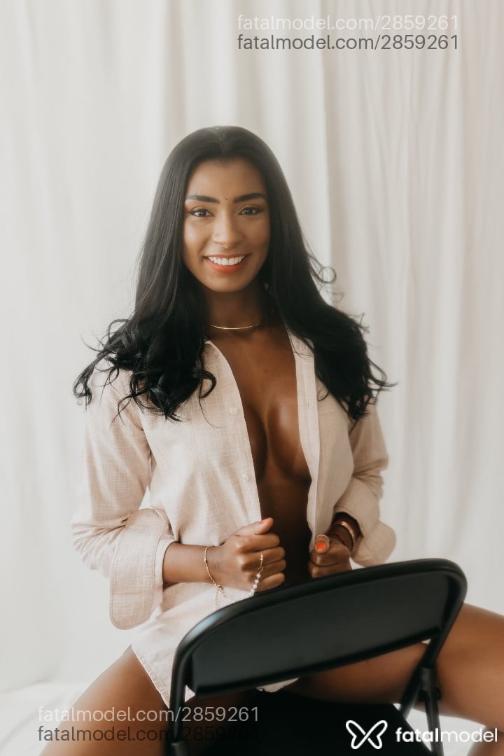 Acompanhante mulher morena (o) de olhos pretos - Pepita