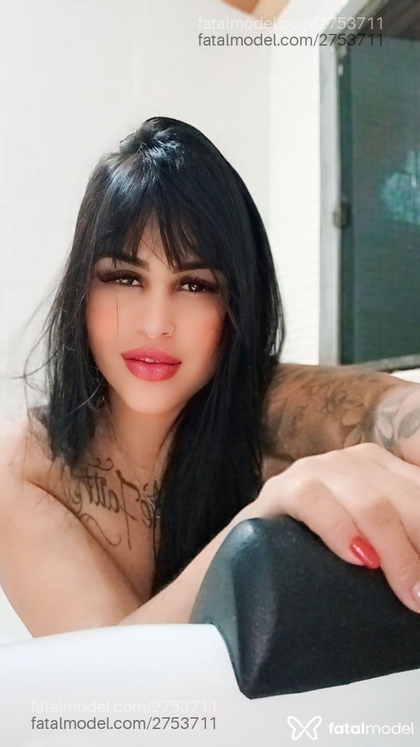 Acompanhante mulher com cabelo castanho de olhos castanhos - Mirella
