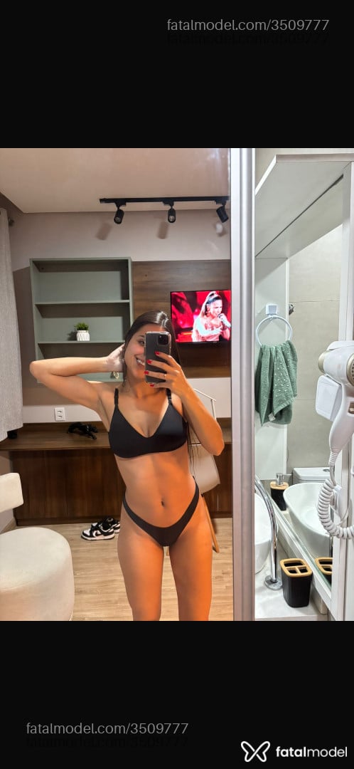 Acompanhante mulher com cabelo castanho de olhos castanhos - Victória