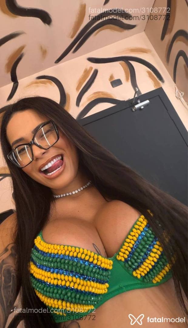 Acompanhante mulher com cabelo castanho de olhos castanhos em Maringá - Débora