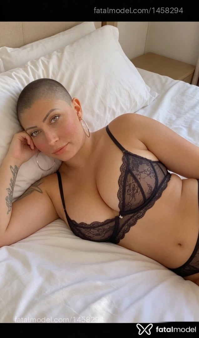 Acompanhante mulher morena (o) de olhos verdes - Livia Brumom