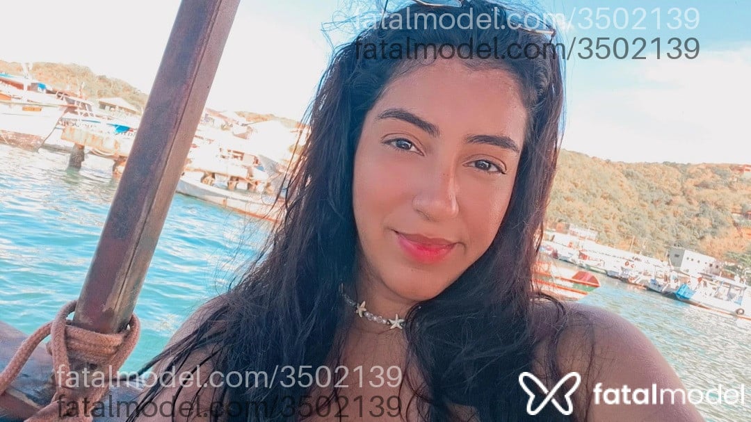 Acompanhante mulher com cabelo castanho de olhos castanhos - Roberta