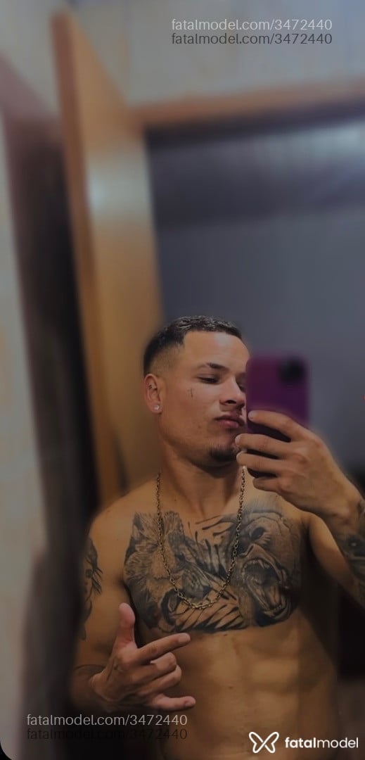 Acompanhante homem com cabelo castanho de olhos verdes - Silvasafado