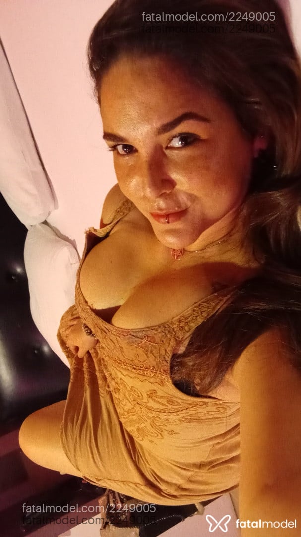 Acompanhante mulher ruiva (o) de olhos castanhos - Holly