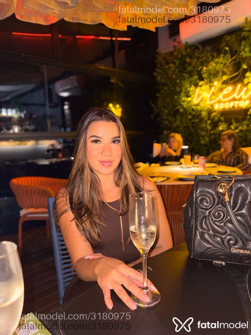 Acompanhante mulher morena (o) de olhos pretos - Karolyne Silva