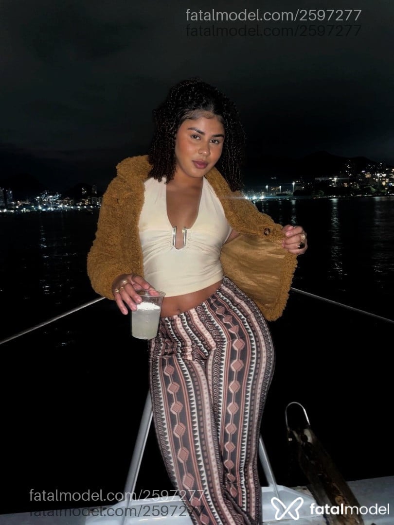 Acompanhante mulher com cabelo castanho de olhos castanhos - Bibilatina