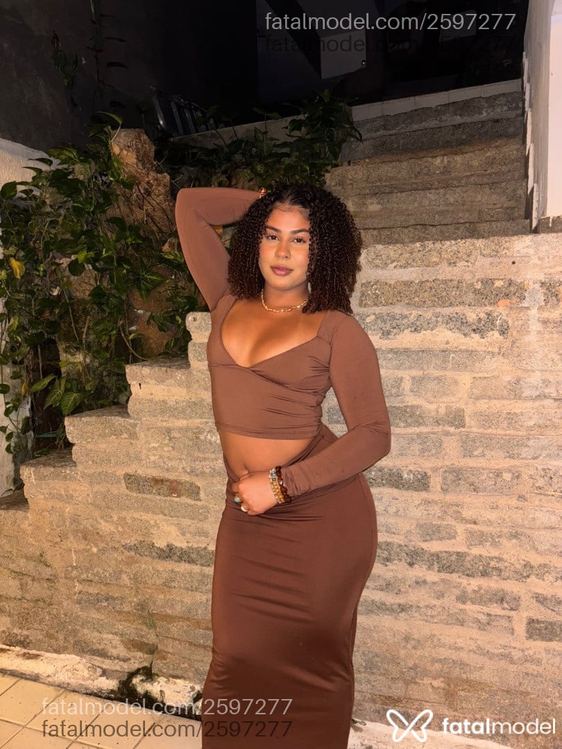 Acompanhante mulher com cabelo castanho de olhos castanhos - Bibilatina