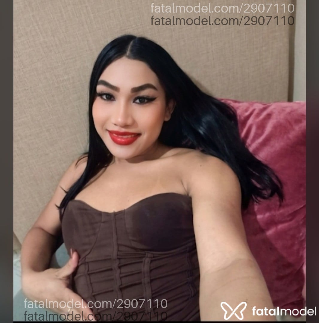 Acompanhante não-binário com cabelo castanho de olhos castanhos - Sthefany Catrine