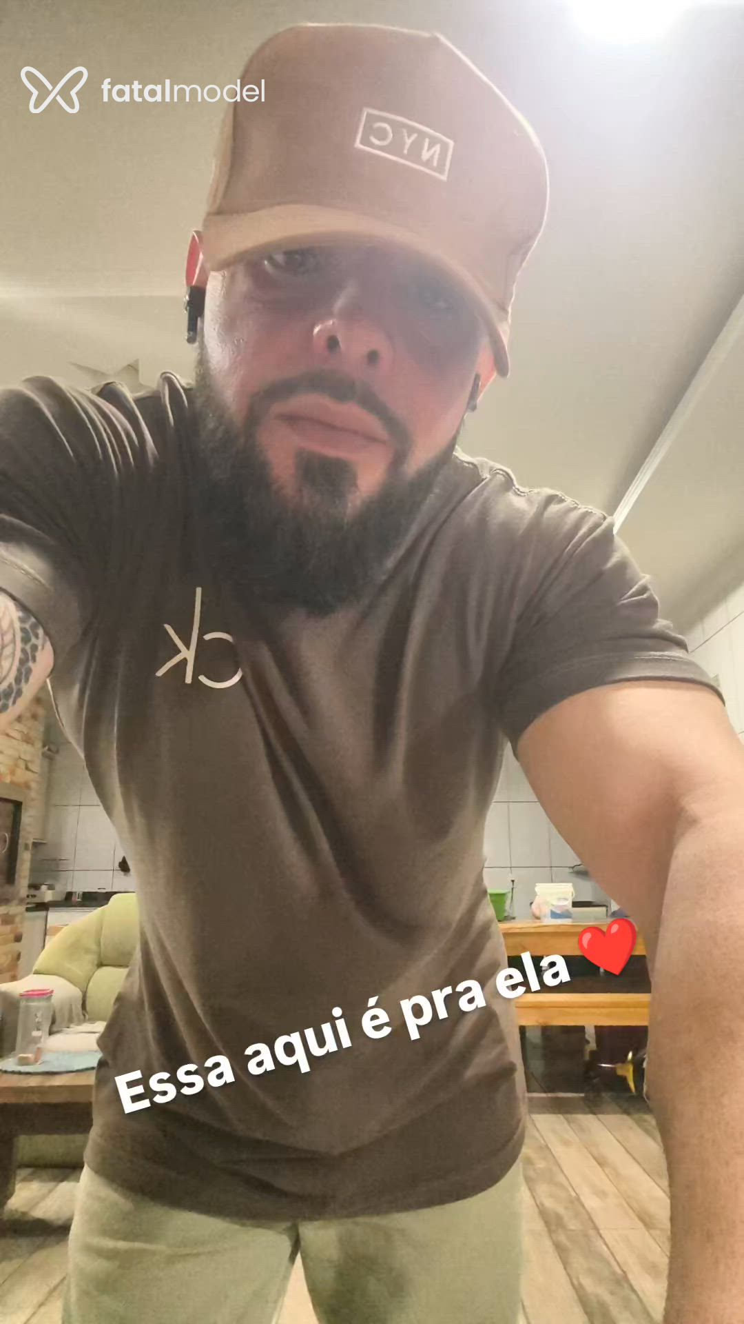 Acompanhante não-binário com cabelo castanho de olhos castanhos - Embaixador