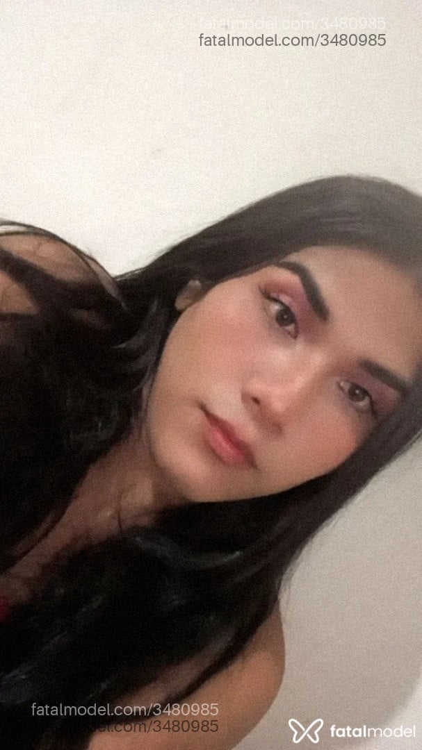 Acompanhante mulher trans morena (o) de olhos pretos - Naty