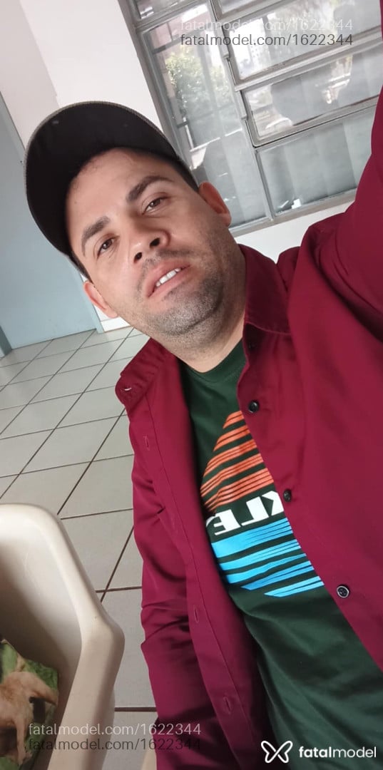 Acompanhante homem com cabelo castanho de olhos verdes - Torres Acompanhante homem com cabelo castanho de olhos verdes - Torres