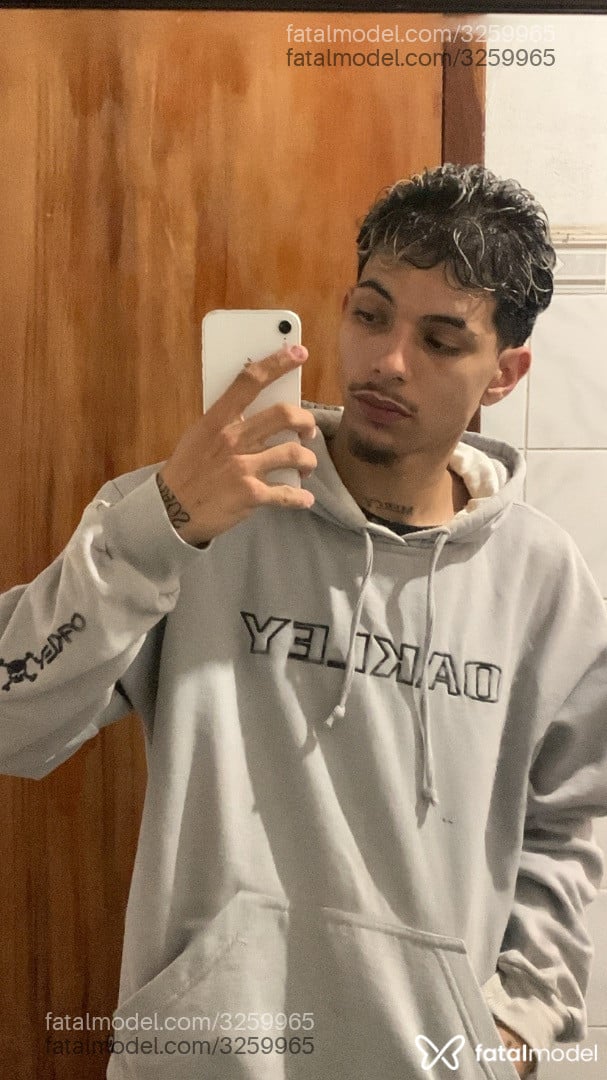 Acompanhante homem morena (o) de olhos castanhos - Depay Acompanhante homem morena (o) de olhos castanhos - Depay