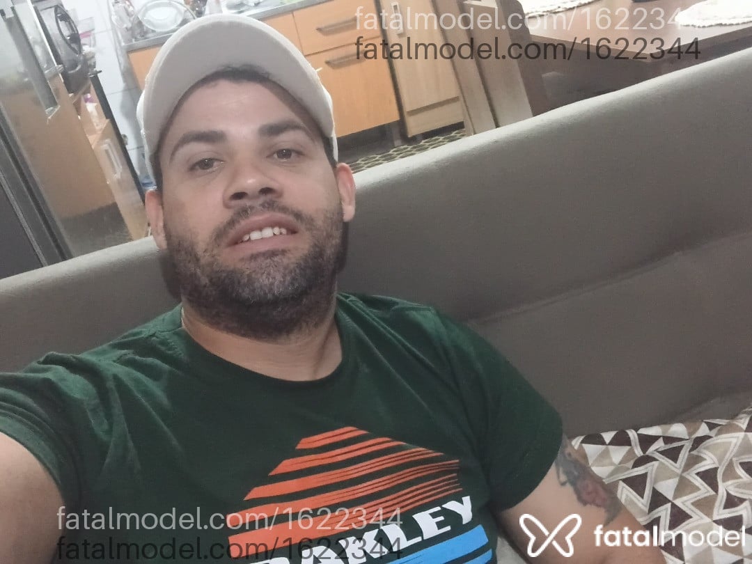 Acompanhante homem com cabelo castanho de olhos verdes - Torres
