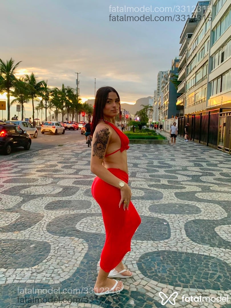 Acompanhante mulher trans com cabelo castanho de olhos castanhos - Rilary Rosa