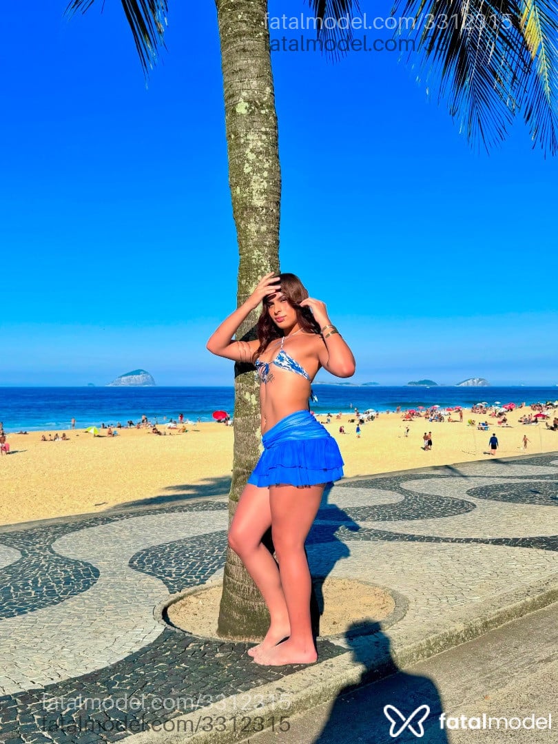 Acompanhante mulher trans com cabelo castanho de olhos castanhos - Rilary Rosa