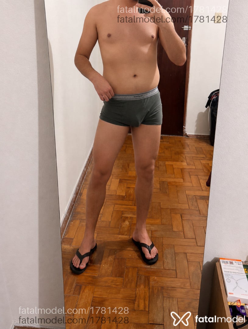 Acompanhante homem com cabelo castanho de olhos castanhos - Petrucci