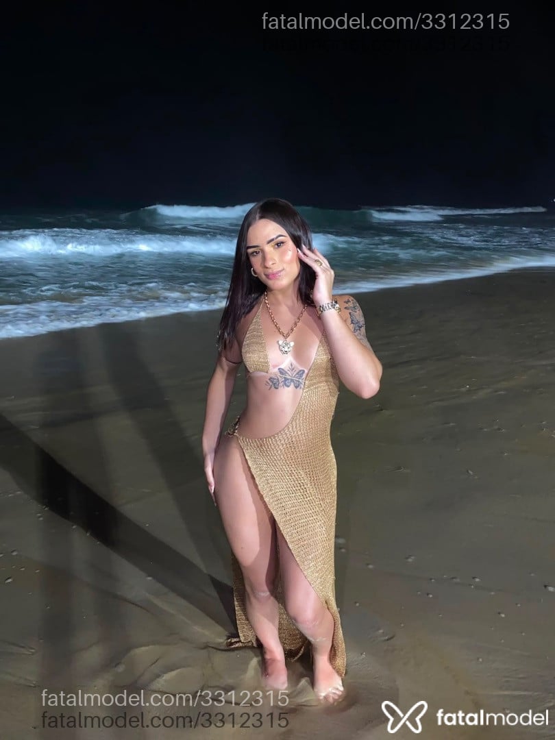 Acompanhante mulher trans com cabelo castanho de olhos castanhos - Rilary Rosa