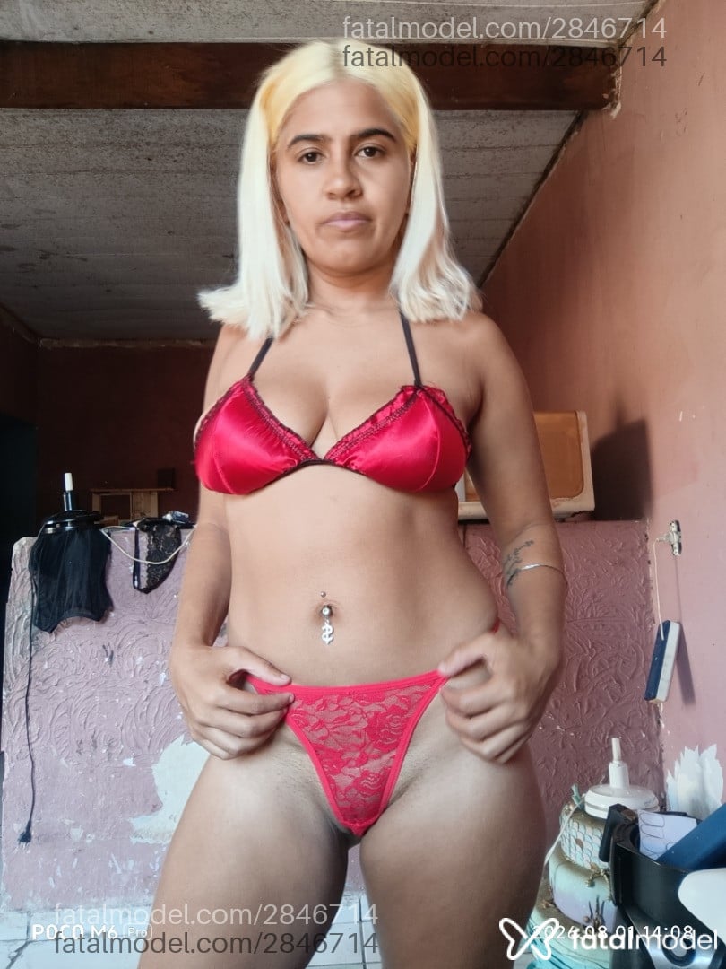 Acompanhante mulher loira (o) de olhos castanhos - Rayyy
