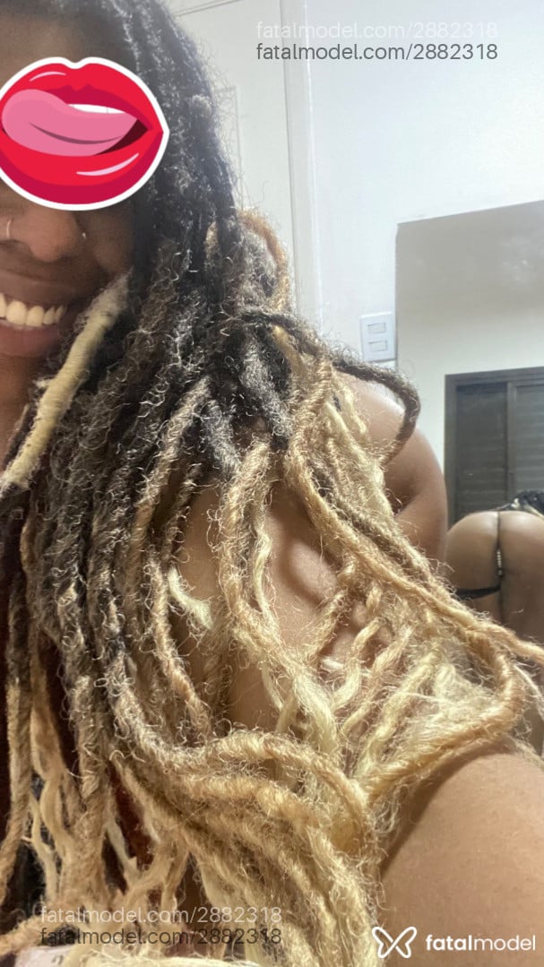 Acompanhante mulher com cabelo colorido de olhos castanhos - Camille