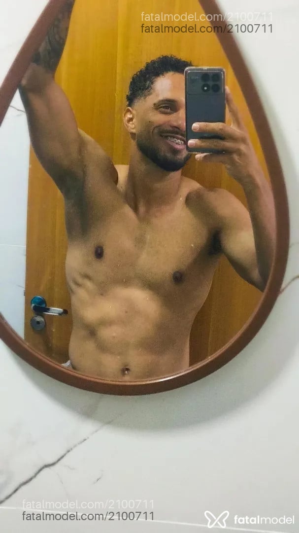 Acompanhante homem com cabelo castanho de olhos castanhos - Juninho Acompanhante homem com cabelo castanho de olhos castanhos - Juninho