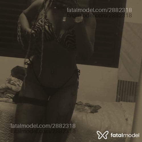 Acompanhante mulher com cabelo colorido de olhos castanhos - Pretah