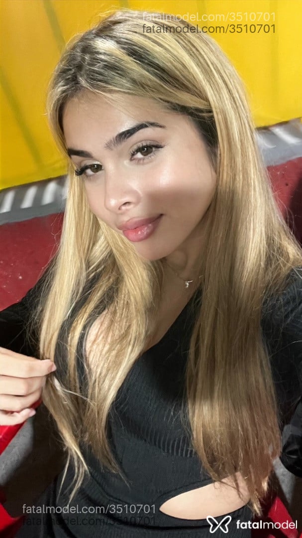 Acompanhante mulher trans loira (o) de olhos mel - Victoria Santorini