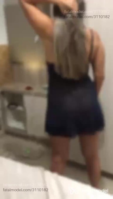 Acompanhante mulher loira (o) de olhos castanhos - Mia Argentinaa