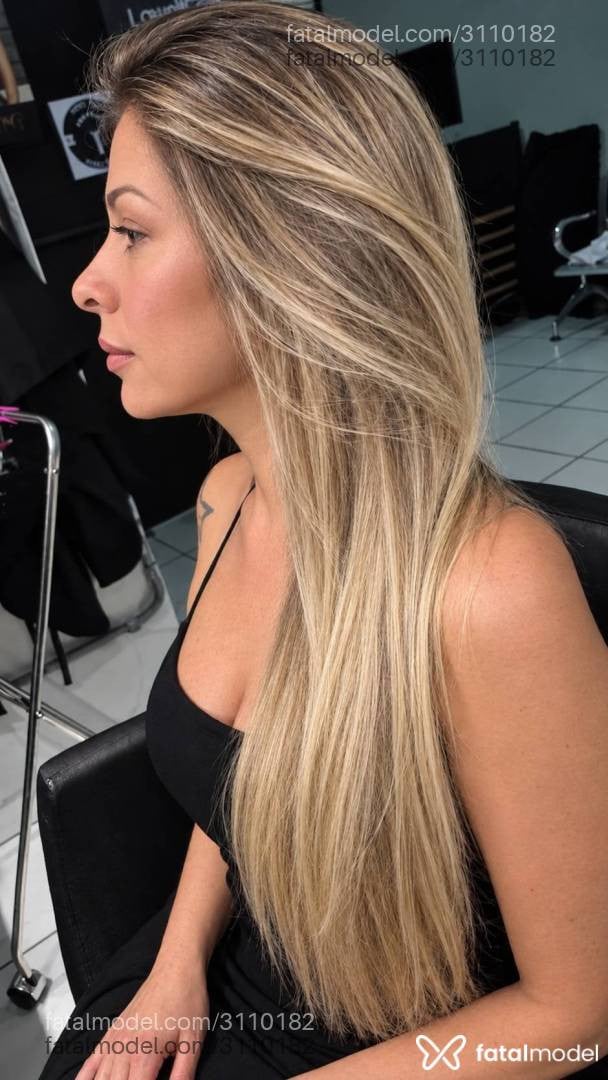 Acompanhante mulher loira (o) de olhos castanhos - Mia Argentinaa