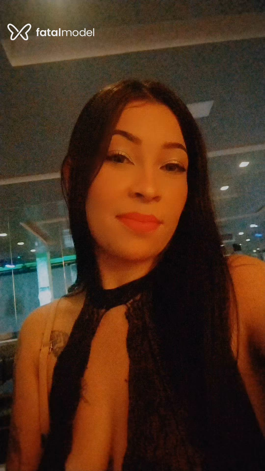 Acompanhante mulher com cabelo castanho de olhos cinza - Camila Sousa