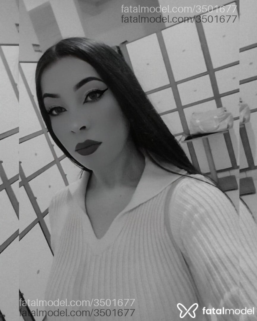 Acompanhante mulher com cabelo castanho de olhos cinza - Camila Sousa