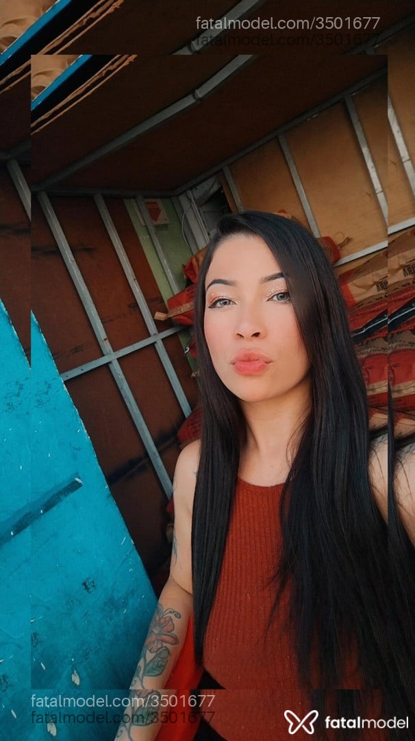 Acompanhante mulher com cabelo castanho de olhos cinza - Camila Sousa