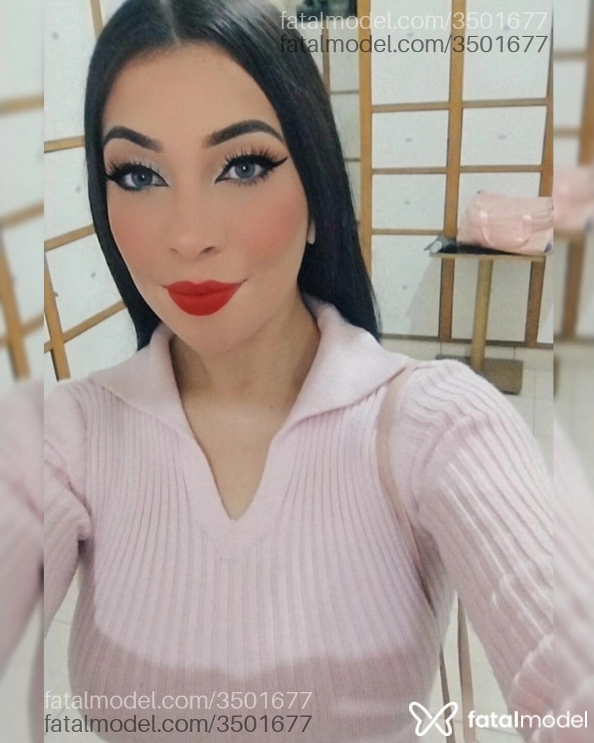 Acompanhante mulher com cabelo castanho de olhos cinza - Camila Sousa