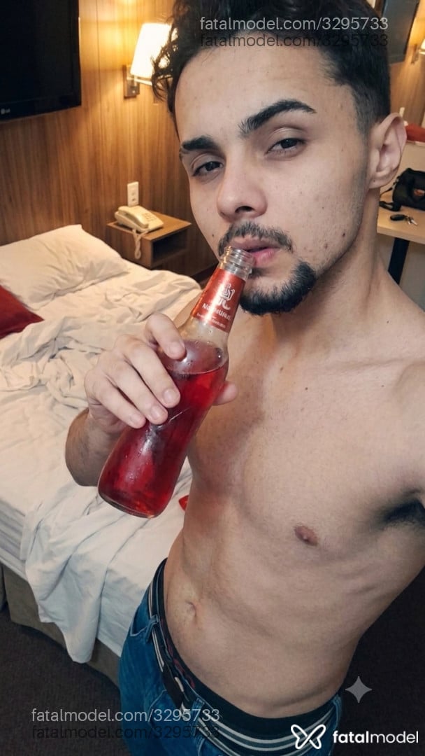 Acompanhante homem com cabelo castanho de olhos castanhos - Zhenryqx