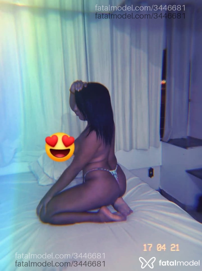 Acompanhante mulher trans morena (o) de olhos castanhos - Juliane