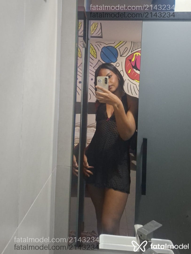 Acompanhante mulher trans com cabelo castanho de olhos castanhos - Arielle